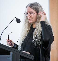 Elizabeth Knox นักเขียนผู้สร้างสรรค์โลกแฟนตาซีและวรรณกรรมชั้นนำจากนิวซีแลนด์