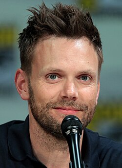 Joel McHale เส้นทางชีวิตจากนักกีฬาฟุตบอลสู่ดาวตลกและพิธีกรแถวหน้าของอเมริกา