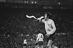 Mike England ตำนานกองหลังผู้ยิ่งใหญ่และอดีตผู้จัดการทีมชาติเวลส์