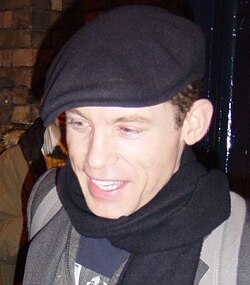Lee Evans เส้นทางชีวิตศิลปินผู้สร้างเสียงหัวเราะระดับตำนานจากอังกฤษ