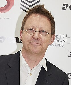 Simon Mayo เส้นทางชีวิตดีเจระดับตำนานและนักเขียนผู้ทรงอิทธิพลแห่งอังกฤษ