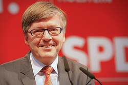 Hans-Peter Bartels นักการเมืองผู้มีบทบาทสำคัญในกองทัพเยอรมนี