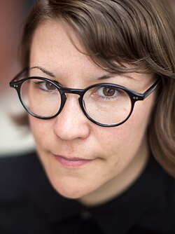 Laurel Ptak ศิลปินและภัณฑารักษ์ผู้ขับเคลื่อนศิลปะร่วมสมัยและสิทธิแรงงานดิจิทัล