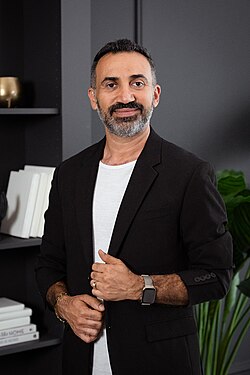 Arsham Parsi นักเคลื่อนไหวผู้ทุ่มเทเพื่อสิทธิ LGBTQ+ และผู้ลี้ภัยชาวอิหร่าน