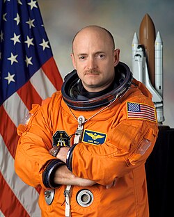 Mark Kelly จากนักบินรบและนักบินอวกาศ สู่บทบาทวุฒิสมาชิกสหรัฐฯ