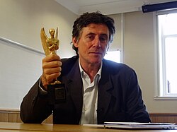 Gabriel Byrne นักแสดงระดับตำนานผู้ผ่านชีวิตหลากหลายบทบาทจากไอร์แลนด์สู่ฮอลลีวูด
