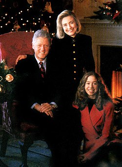 Chelsea Clinton เส้นทางชีวิตจากลูกสาวประธานาธิบดีสู่บทบาทนักเขียนและนักวิชาการ