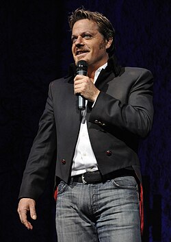 Suzy Eddie Izzard ศิลปินผู้ทลายกำแพงเพศและเจ้าแม่คอมเมดี้ระดับโลก