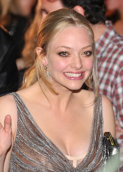 Amanda Seyfried เส้นทางจากดาวรุ่ง Mean Girls สู่ยอดนักแสดงเจ้าของรางวัล Emmy และ Golden Globe