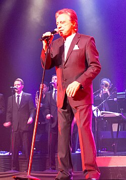 Frankie Valli ตำนานเสียงสวรรค์และเส้นทางดนตรีของ The Four Seasons