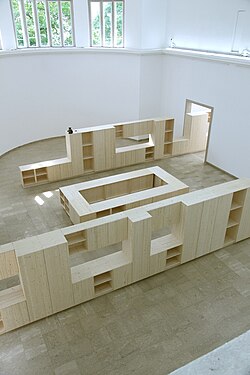 Liam Gillick ศิลปินผู้สำรวจระบบสังคมผ่านศิลปะจัดวางและแนวคิด Relational Art