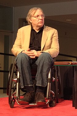 John Hockenberry นักข่าวผู้ทรงอิทธิพลและการต่อสู้เพื่อสิทธิผู้พิการ