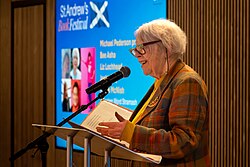 Liz Lochhead กวีและนักเขียนบทละครผู้ทรงอิทธิพลแห่งสกอตแลนด์