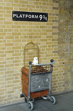 J. K. Rowling ผู้สร้างสรรค์โลกเวทมนตร์และเส้นทางชีวิตจากความยากลำบากสู่ความสำเร็จ