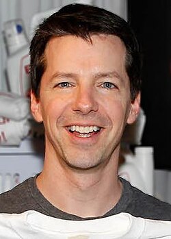 Sean Hayes เส้นทางชีวิตจากนักเปียโนสู่ซูเปอร์สตาร์ระดับโลกและโปรดิวเซอร์มือทอง