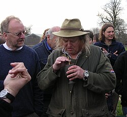 Phil Harding ผู้เชี่ยวชาญด้านโบราณคดีและศิลปะการกะเทาะหินระดับโลก