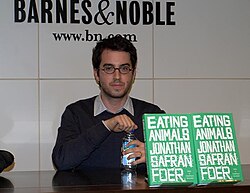 Jonathan Safran Foer นักเขียนผู้ท้าทายขนบวรรณกรรมและกระบอกเสียงด้านจริยธรรมอาหาร