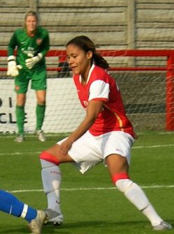 Alex Scott จากตำนานกองหลังทีมชาติอังกฤษสู่ผู้ดำเนินรายการกีฬาแถวหน้าของ BBC