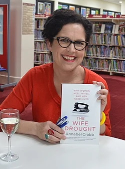 Annabel Crabb นักข่าวการเมืองและผู้ดำเนินรายการชื่อดังแห่งออสเตรเลีย