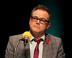 Jack Dee เจ้าพ่อตลกหน้าตายผู้เปลี่ยนความหงุดหงิดให้เป็นเสียงหัวเราะ