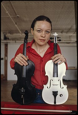Laurie Anderson ศิลปินผู้บุกเบิกศิลปะสื่อผสมและดนตรีอิเล็กทรอนิกส์ระดับโลก