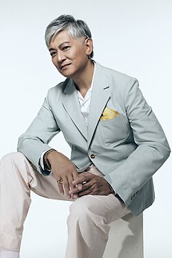 Dick Lee ศิลปินผู้สร้างสรรค์อัตลักษณ์ดนตรีและศิลปะร่วมสมัยแห่งสิงคโปร์