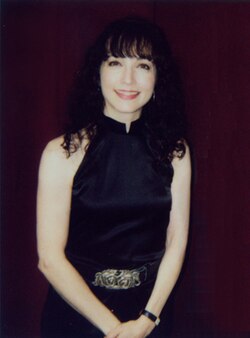Bebe Neuwirth ศิลปินผู้ครบเครื่องจากเวทีบรอดเวย์สู่หน้าจอทีวีระดับโลก