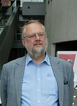 Frederik Kortlandt ผู้เชี่ยวชาญด้านภาษาศาสตร์เปรียบเทียบและตระกูลภาษาอินโด-ยูโรเปียน