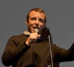 Guy Ritchie ผู้กำกับวิสัยทัศน์ล้ำ ผู้สร้างตำนานหนังอาชญากรรมสไตล์บริติช