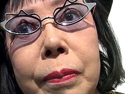 Yayoi Kusama ศิลปินหญิงผู้เปลี่ยนความเจ็บปวดให้เป็นจุดสีแห่งอนันต์
