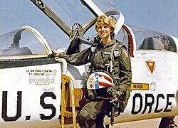 Eileen Collins ผู้หญิงคนแรกที่กุมบังเหียนกระสวยอวกาศของ NASA