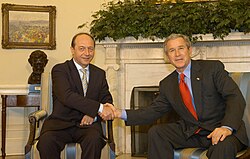 Traian Băsescu เส้นทางชีวิตและการเมืองของอดีตประธานาธิบดีโรมาเนีย