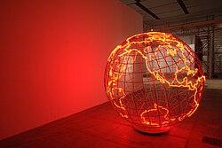 Mona Hatoum ศิลปินผู้เปลี่ยนวัตถุธรรมดาให้เป็นเสียงสะท้อนทางการเมืองและตัวตน
