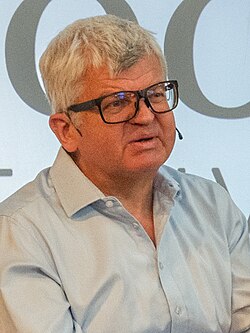 Adrian Chiles เส้นทางชีวิตจากผู้ประกาศข่าวชื่อดังสู่คอลัมนิสต์ยอดนิยมของอังกฤษ