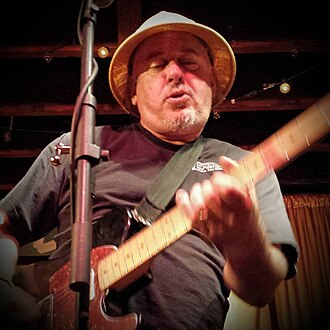 Jon Langford ศิลปินพังค์ผู้หลอมรวมดนตรีคันทรีและศิลปะร่วมสมัย