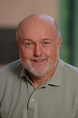 Bruce M. Owen นักเศรษฐศาสตร์ผู้พลิกโฉมอุตสาหกรรมโทรคมนาคมโลก