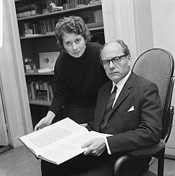 Lotte Hellinga ผู้เชี่ยวชาญด้านประวัติศาสตร์หนังสือและการพิมพ์ยุคแรก