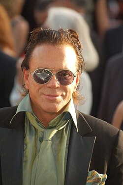 Mickey Rourke เส้นทางชีวิตจากดาวรุ่งสู่สังเวียนผ้าใบและการกลับมาทวงบัลลังก์ฮอลลีวูด