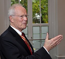 Edzard Schmidt-Jortzig นักกฎหมายและอดีตรัฐมนตรีว่าการกระทรวงยุติธรรมเยอรมนี