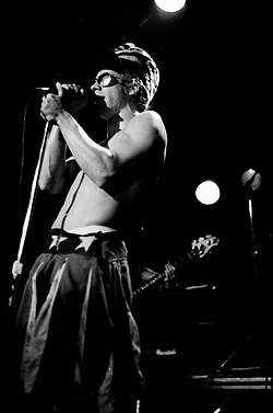 Anthony Kiedis เส้นทางชีวิตและดนตรีของนักร้องนำวง Red Hot Chili Peppers