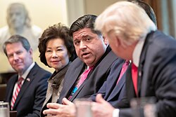 JB Pritzker ผู้ว่าการรัฐอิลลินอยส์และมหาเศรษฐีผู้ทรงอิทธิพลทางการเมือง