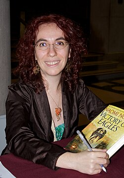 Naomi Novik นักเขียนแฟนตาซีระดับโลกผู้สร้างสรรค์จักรวาลมังกรและเวทมนตร์