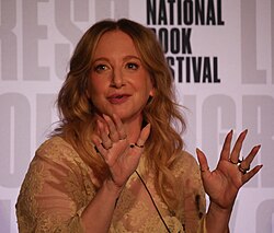 Leigh Bardugo นักเขียนแฟนตาซีผู้สร้างสรรค์จักรวาล Grishaverse และผลงานระดับโลก