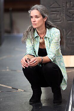 Sara Brodie ผู้กำกับและนักออกแบบท่าเต้นแถวหน้าแห่งนิวซีแลนด์