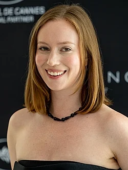 Hannah Einbinder ดาวรุ่งดวงใหม่แห่งวงการคอมเมดี้และเจ้าของรางวัล Emmy