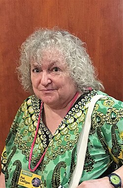 Pat Cadigan ราชินีแห่งไซเบอร์พังก์ผู้สำรวจพรมแดนจิตใจและเทคโนโลยี
