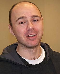 Karl Pilkington จากโปรดิวเซอร์เบื้องหลังสู่ไอคอนความตลกหน้าตายระดับโลก