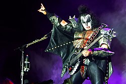 Gene Simmons ตำนานร็อกเกอร์ผู้สร้างตัวตน 'The Demon' และอาณาจักรธุรกิจพันล้าน