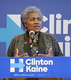 Donna Brazile นักยุทธศาสตร์การเมืองหญิงผู้ทรงอิทธิพลและเส้นทางในพรรคเดโมแครต
